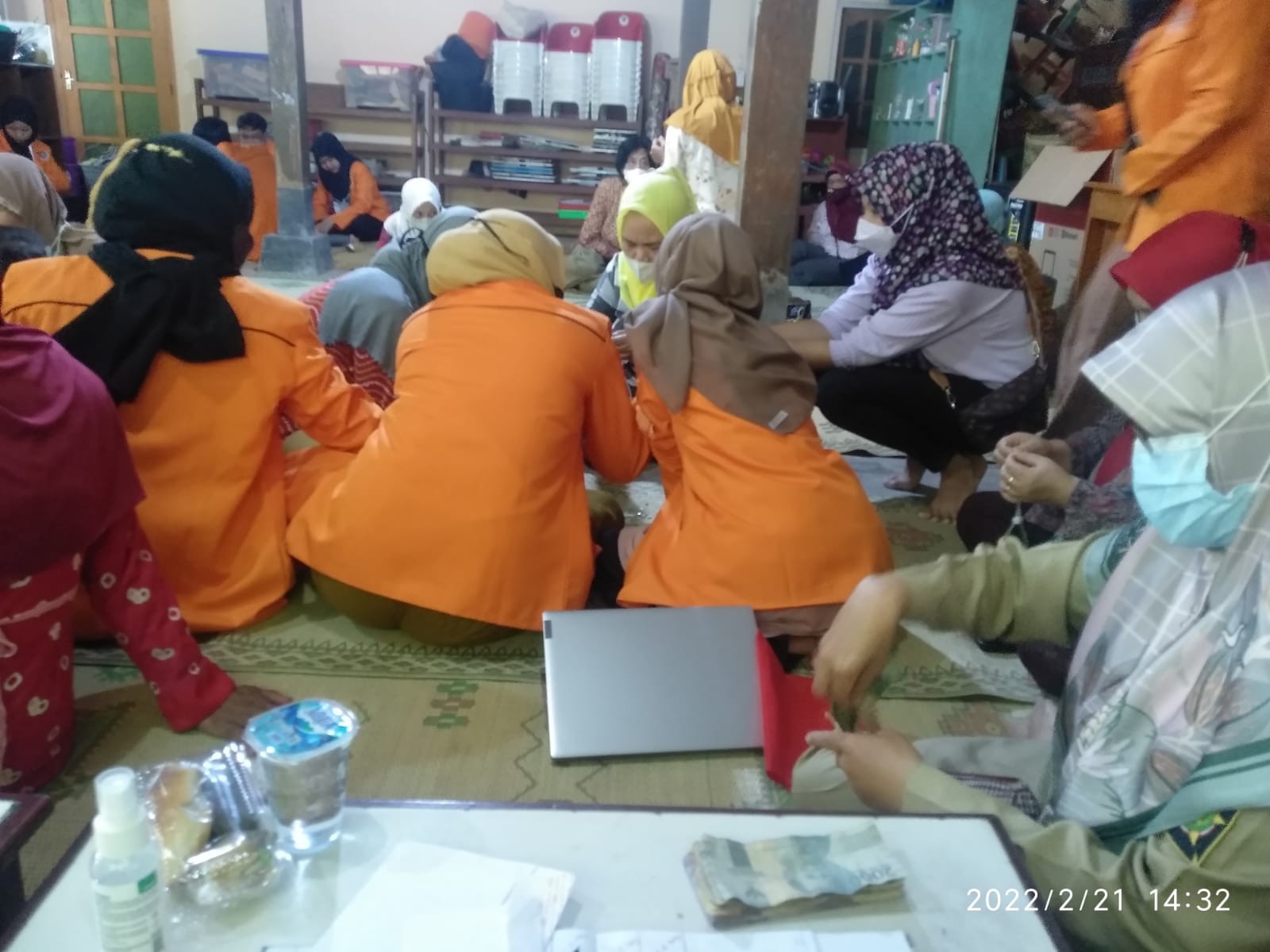 KKN UAD Mengajari Ibu-Ibu Ngaseman Membuat Konektor Masker